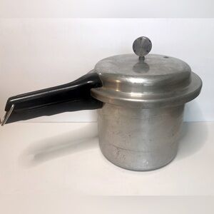 * VINTAGE * MIRRO-MATIC Pressure Cooker 406M | Aluminum 6 Qt w/ Trivet Regulator